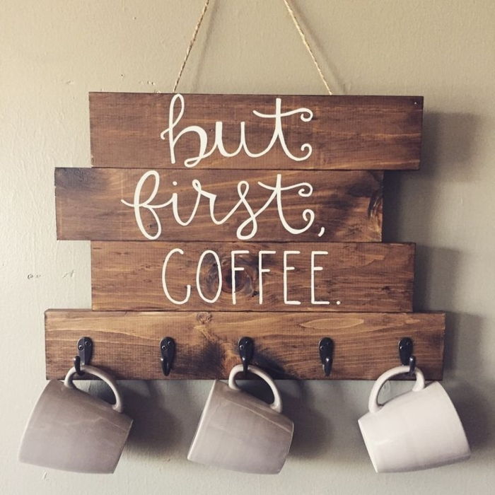 dekorácie z dreva, ale najprv káva, prosím, deco drevené top s nápisom zavesenie hrnčeky hrnček na kávu