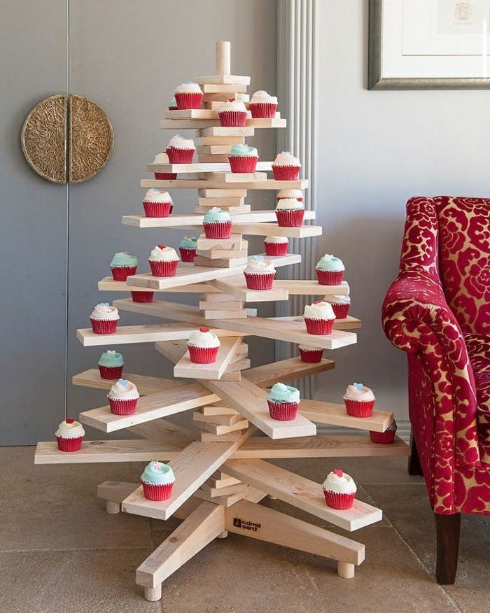 Wooden deco selv vil gjøre kreativ design av et juletre dekorere ideer for å inspirere muffins