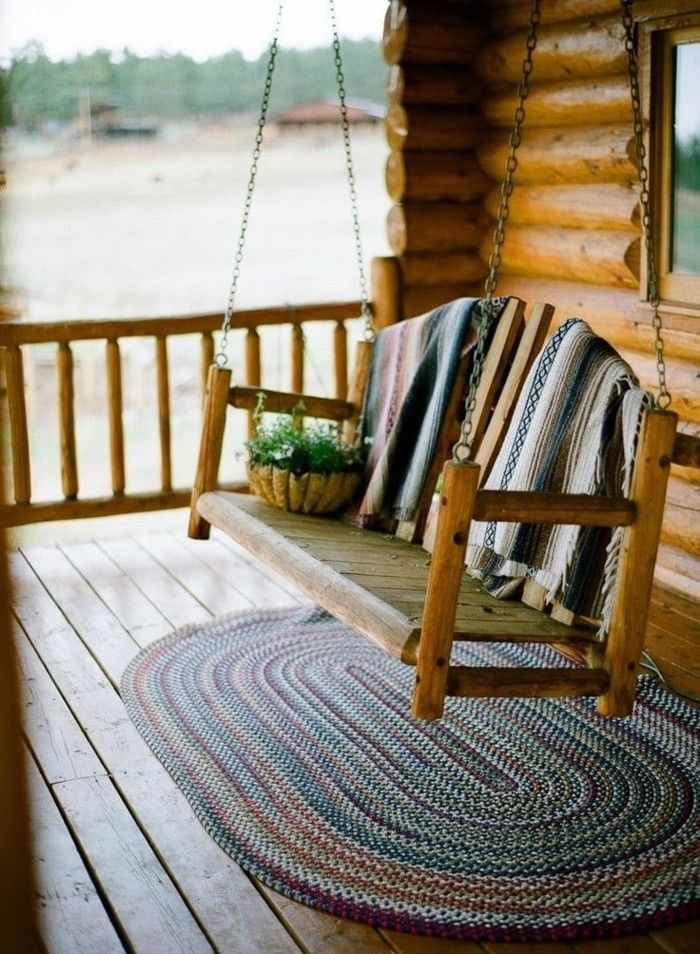 Drewniany dom z gankiem i ganku huśtawka, mały dywan