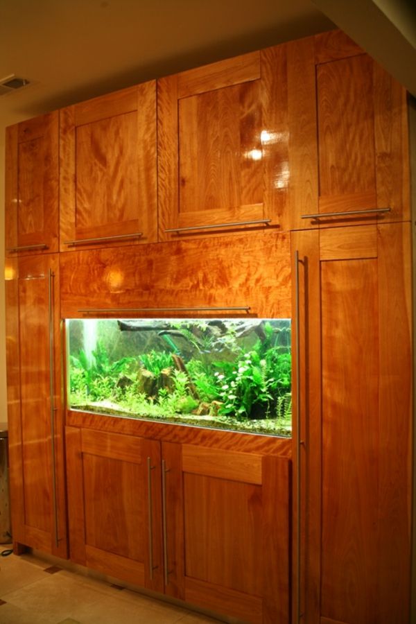 nameščen leseni omarici z akvarijem