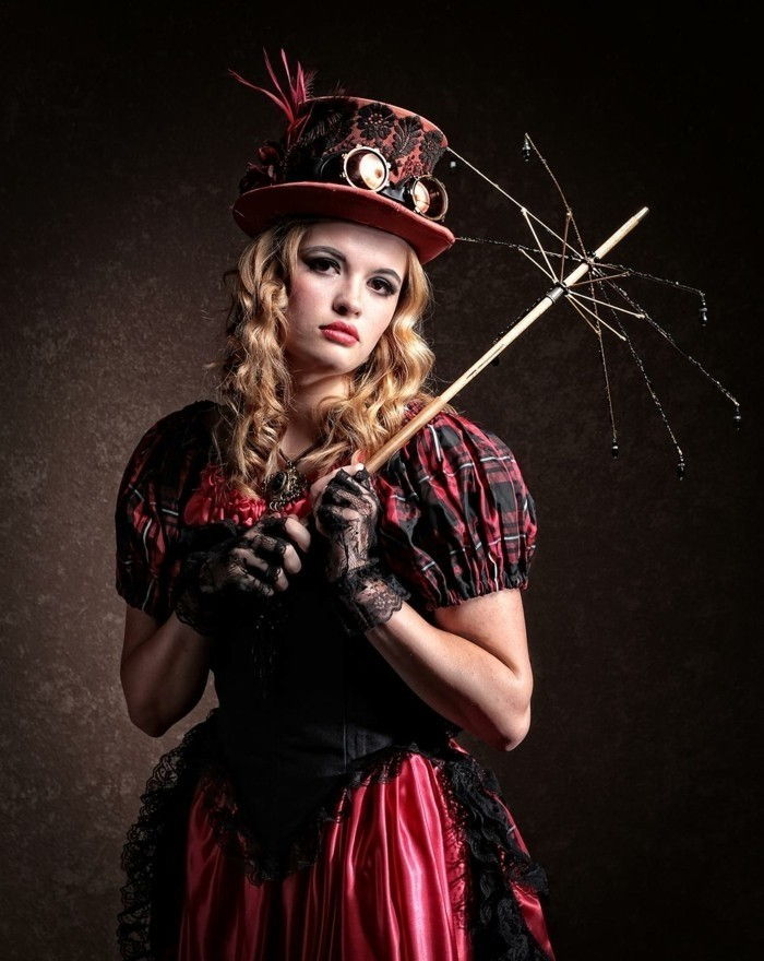 hat-and-red-dress-a-stoom punk-kleding-for-the-dames