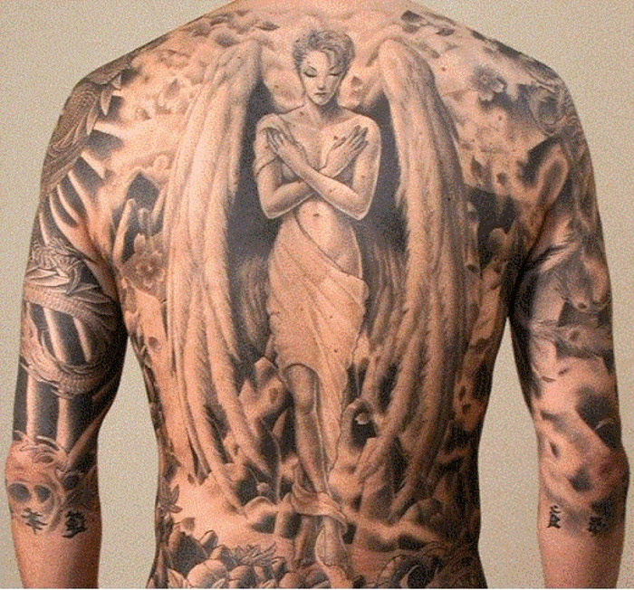 myšlienka na krásne tetovanie anjela, ktoré každý človek veľmi páči - tu je žena s veľkými anjelskými krídlami s dlhými bielymi perami