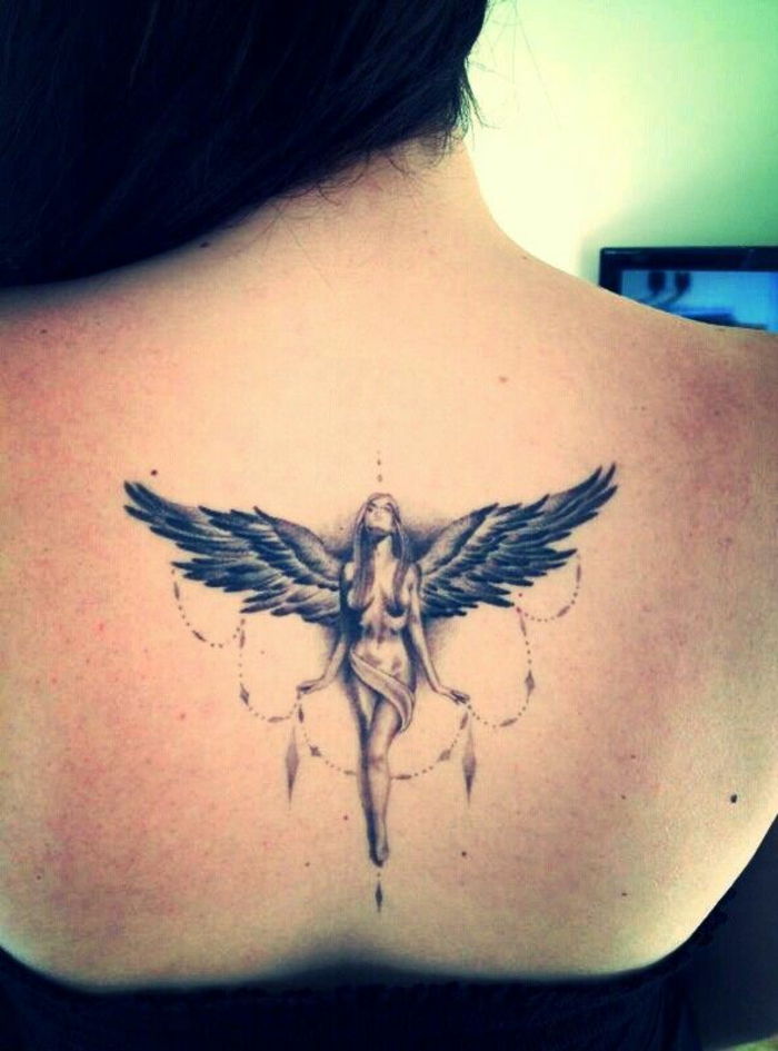 toto je nápad na tetovanie s malým, čiernym mini anjelom - ženou s čiernymi anjelskými krídlami