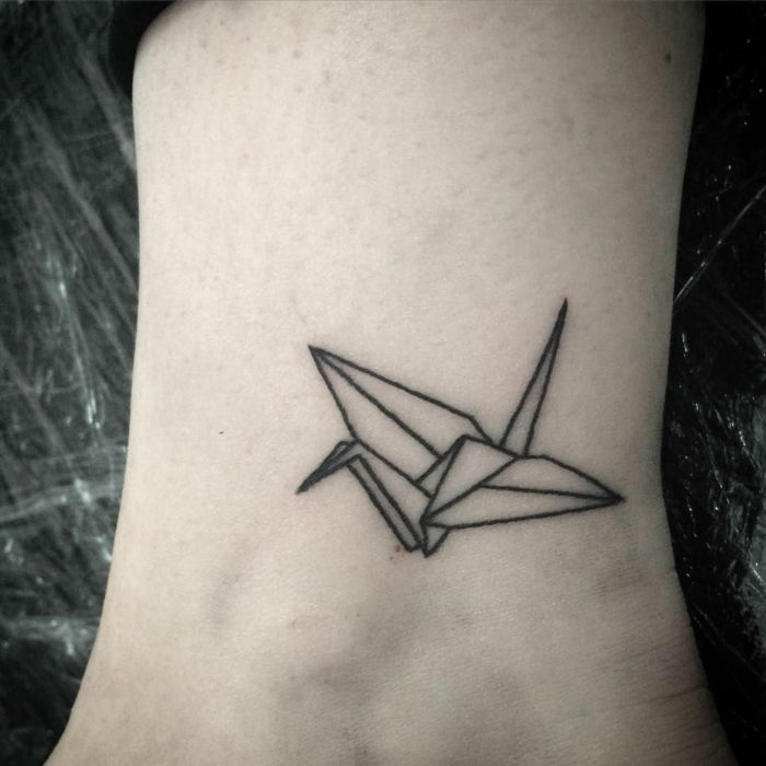 tutaj znajdziesz jeden z naszych pomysłów na tatuaż origami - latający tatuaż origami