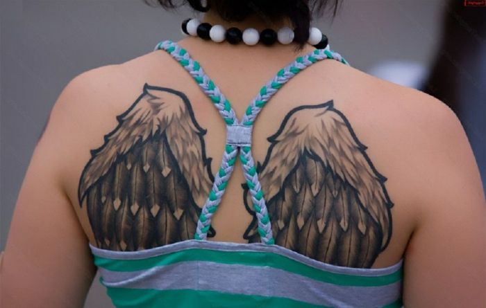 To pomysł na piękny tatuaż z anielskim skrzydłem - tatuaż z czarnymi skrzydłami dla pań