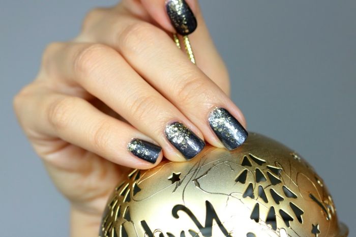 Cool idee voor kerstmanicure, glitternagels voor opnieuw stylen, ovale nagelvorm, gouden kerstbal