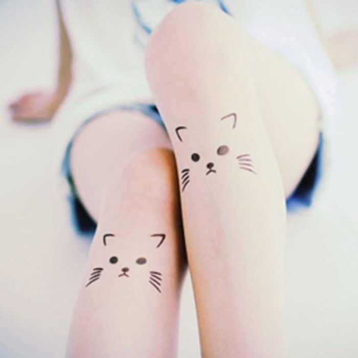 Oto jeszcze dwa pomysły na małe, fantastyczne koty, tatuaże na nogach dla kobiet - koty z czarnymi oczami i długimi virbissenami