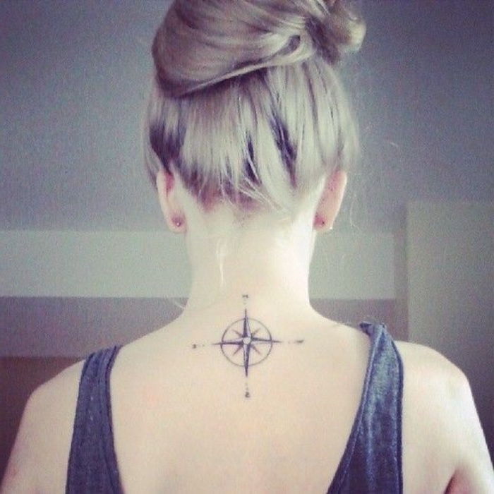 Ši idėja, skirta mažai miniatiūrinei juodai tatuiruotei su mažu juodu kompasu ant kaklo, patiks bet kokią jauną moterį