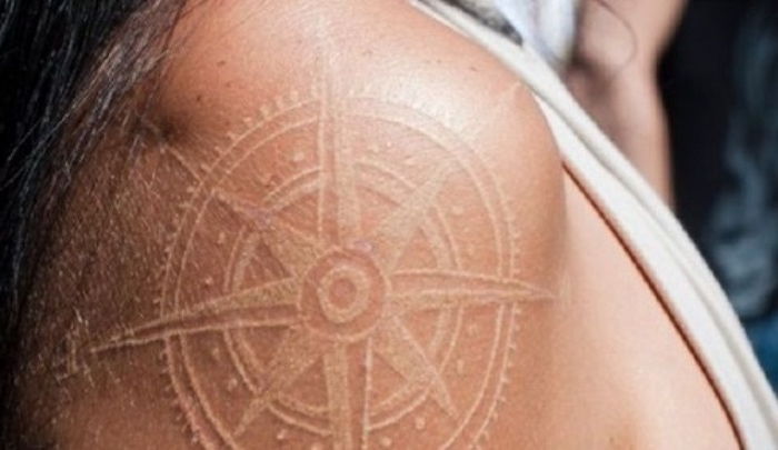 Ta en titt på denne ideen for en tatovering med et stort kompass på skulderen