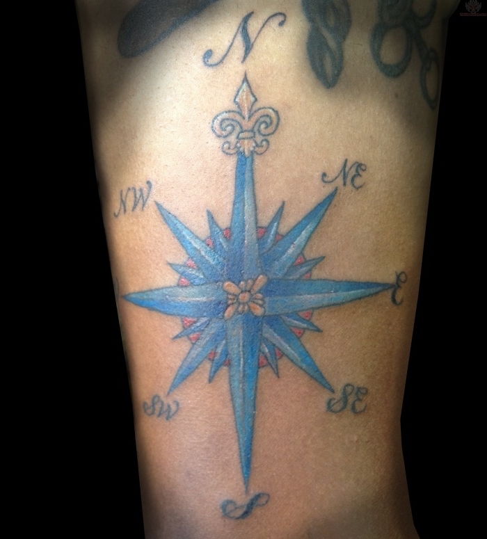 čia yra puikus didelis mėlynas kompasas - dee už kompaso tatuiruotę rankoje