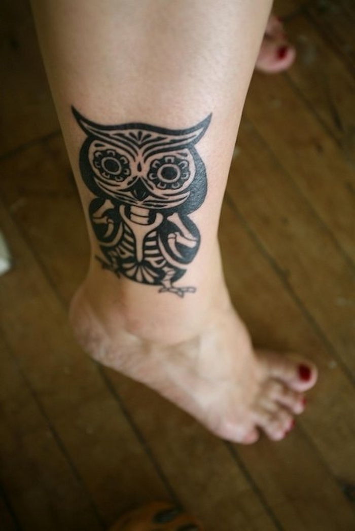 tukaj je noga s črno tetovažo s črno sovo - ideja za črno tattoo sovo