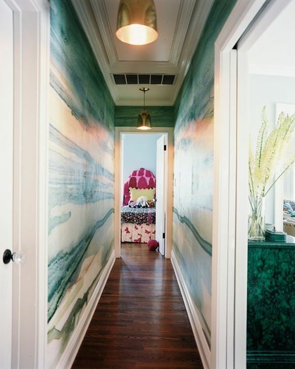 Značilni hodniški dizajn z ekstravagantnimi barvami