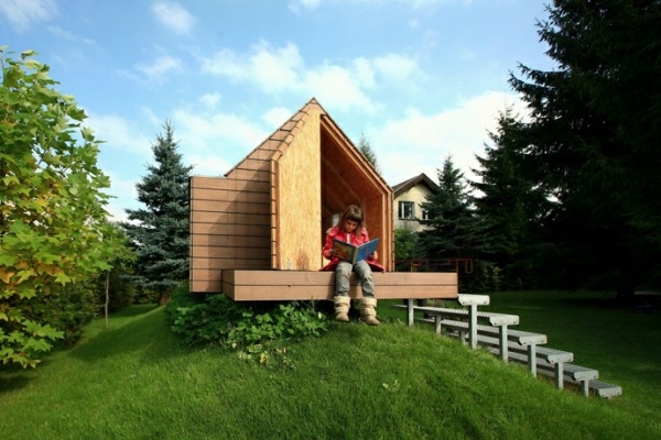 idylický záhradný domček so sedlovou strechou pre deti