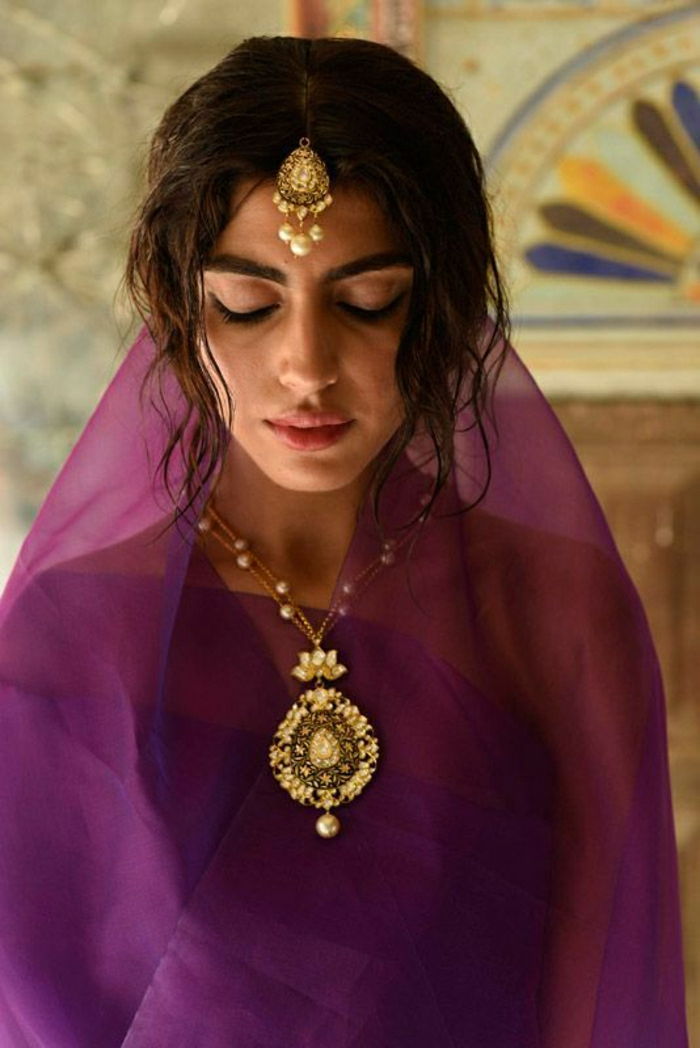 Indian perlové šperky a zlaté prvky, krásne doplnky fialové oblečenie