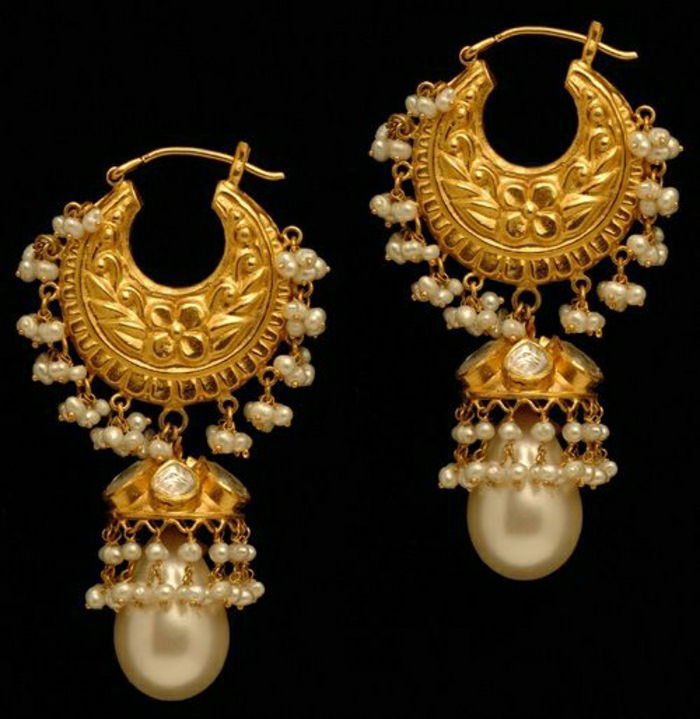 Indyjska biżuteria i złote kolczyki małe perełki
