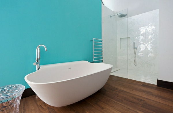 interiør-blå-og-hvit-bad-frittliggende-badekar-tregulv