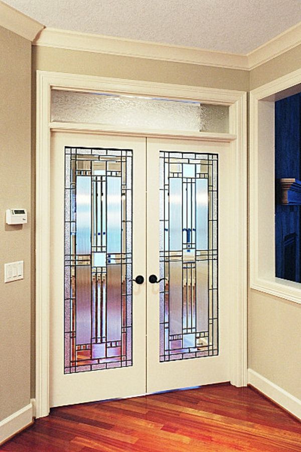 Fitinguri albe pentru ușă interioară, decorate din sticlă