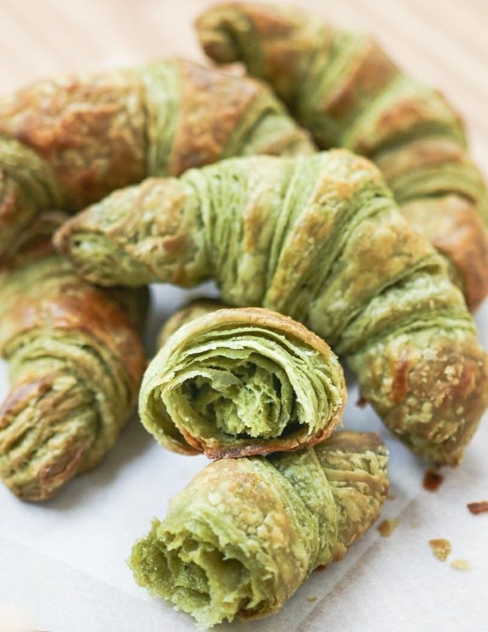 innovatieve recepten-met-matcha-groene-koffie-en-croissant-met-matcha-gezond-breakfast: