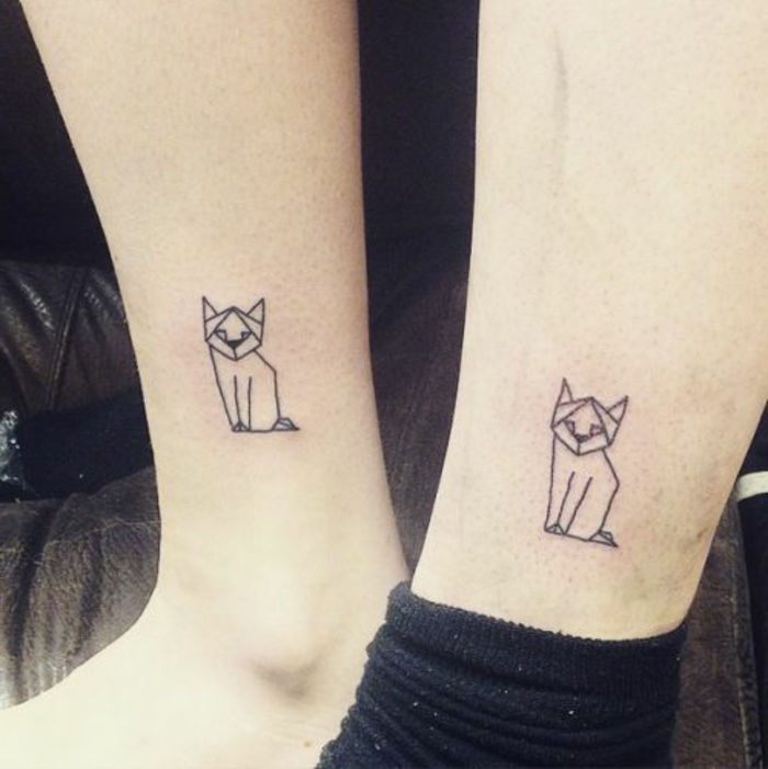 Oto dwa małe czarne koty - pomysły na tatuaże na nodze