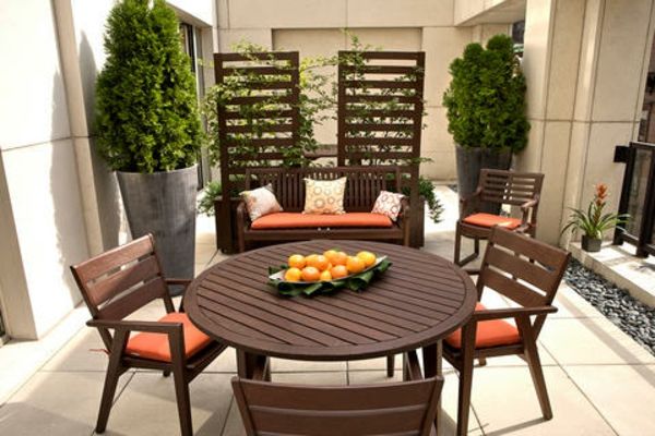 Gera balkono dizaino idėja - mediniai elementai ir dideli augalai