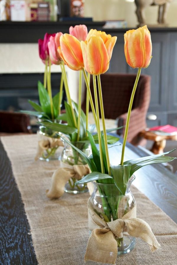 inspirerende bord dekorasjon-med-tulipaner