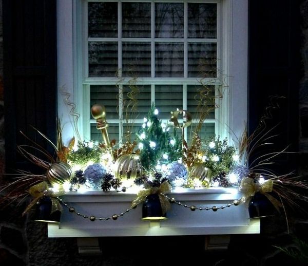 ciekawy oświetlonym-dekoracji okna do Bożego Narodzenia