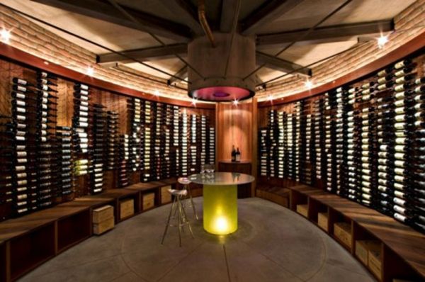 zaujímavo vyzerajúce murované víno-polica-luxusná izba