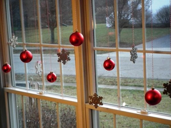 ciekawe-Fensterdeko-to-christmas-czerwonych kulek