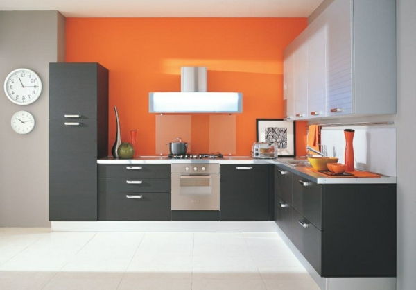 intressant-röd-kök-vägg färg och grå-möbler