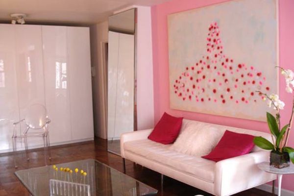 interessant-rosa-vegg-farge-for-en-stue-sofa med kastepute