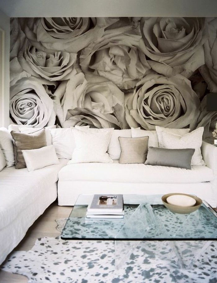 Zanimivo, lepo steno dizajn-dnevna soba-veliko sivo-vrtnice-bel kavč