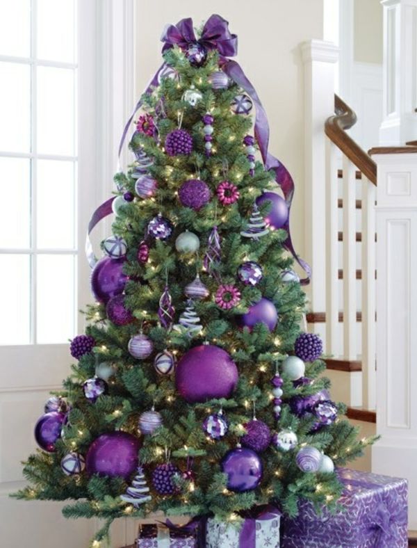 Zaujímavý vianočný strom zdobia Lila