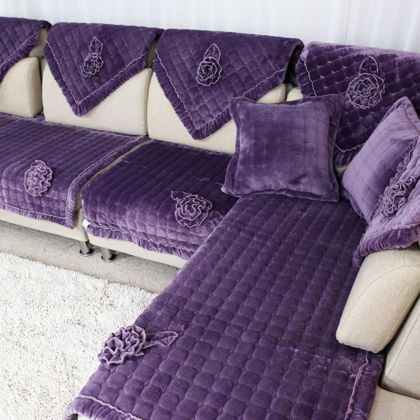 įdomi-sofa-dizainas-su-sofos-pagalvėlės-in-lila-balta kilpa šalia jo