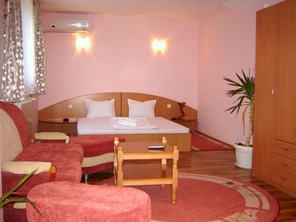 intressant rum rosa väggfärg säng med vita täcken