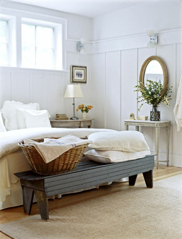 Interiér-útulné-spálne navrhnutý-s-škandinávske-style-s-bielo-posteľná bielizeň-set-and-šedo-bench-nádherné-škandinávsky dizajn-house-interiér-systémy-zmenená