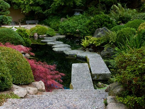 Placi de piatră pentru o pasarelă în stil japonez pentru grădină