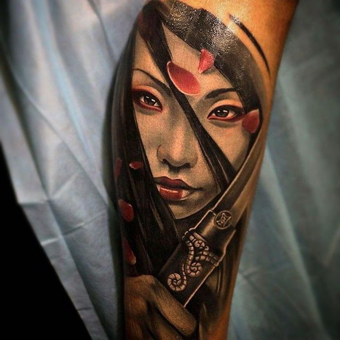 samuray dövme, siyah, düz saçlı kadın, kırmızı gül yaprakları