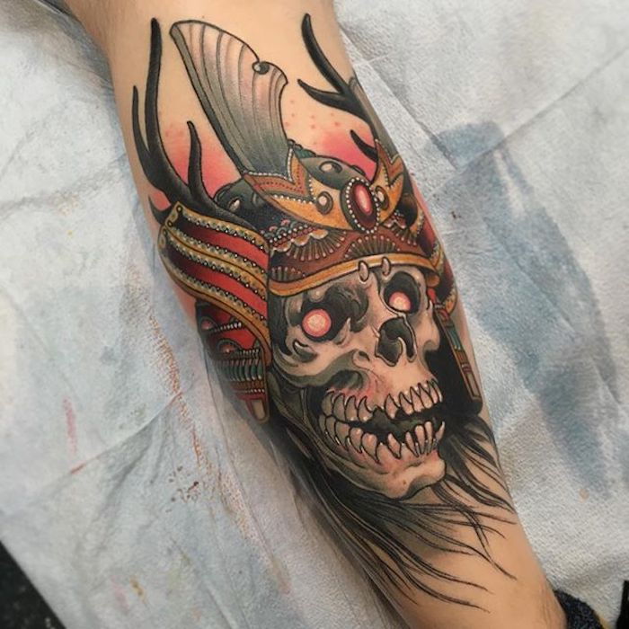 tatuaggio da guerriero, teschio con occhi rossi e elmo, braccio