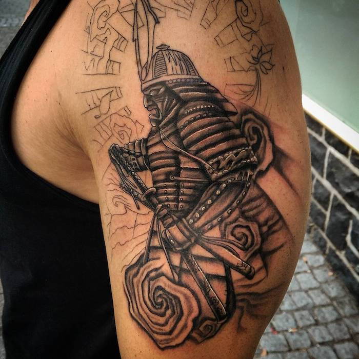 braccio superiore, tatuaggio del braccio, tatuaggio del braccio in nero e grigio, samurai
