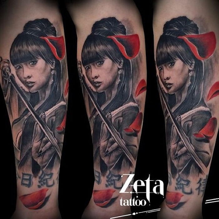 tatuaggio da guerriero, donna con capelli neri, petali rossi, katana
