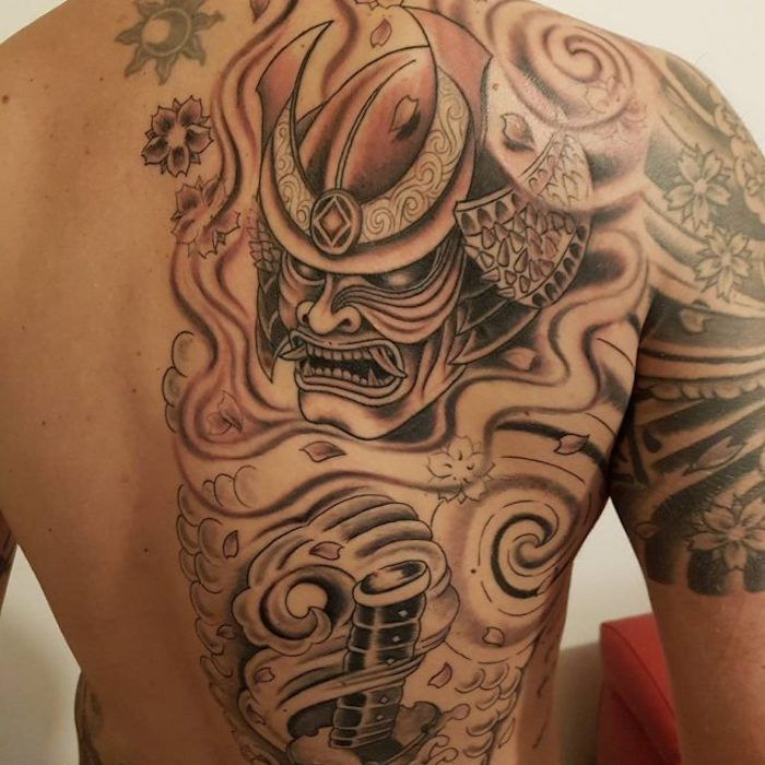 tatuaggio schiena, tatuaggio schiena, maschera, casco, fiori, katana