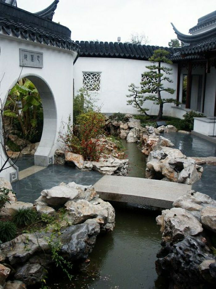 Japonská záhrada ázijskej kultúry kamene bonsaje