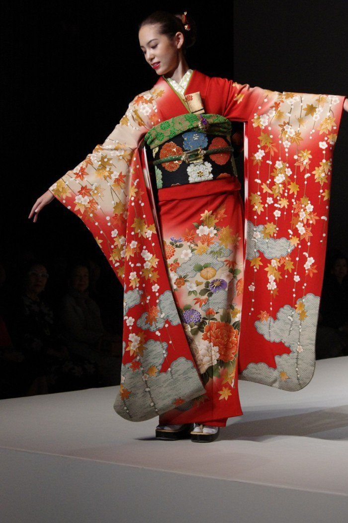Japansk flicka med lång röd kimono