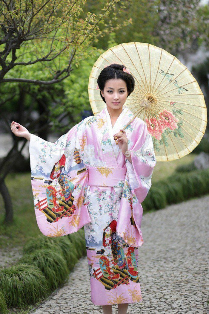 Japansk flicka med traditionell kimono-in-rosa färg