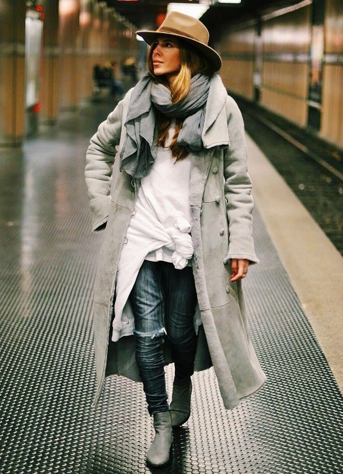 Jeans-con-Tore-cappotto grigio e bianco cappello sciarpa top