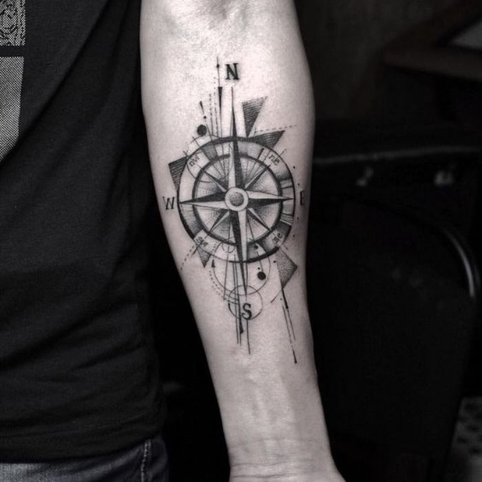 Čia rasite vieną iš mūsų puikių idėjų juoda tatuiruotė su juodu kompasu - tatuiruotė vyrams