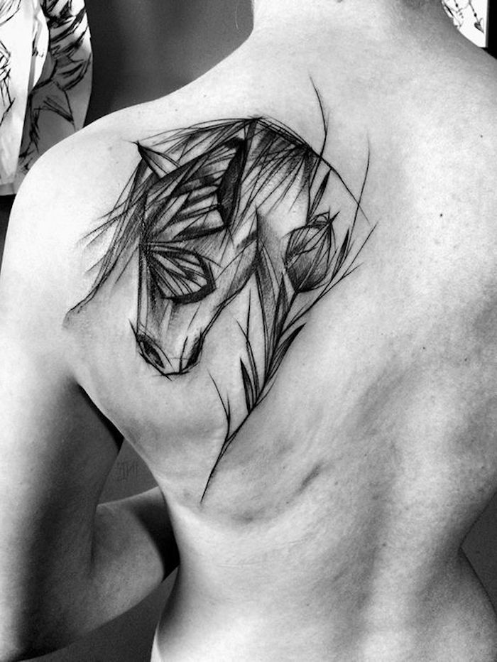 Pažvelkite į šią puikios tatuiruotės idėją, turintį juodą gražų žirgą, juodą ir didelį drugelį ir juodą rožių pynimą ant pečių ašmenų