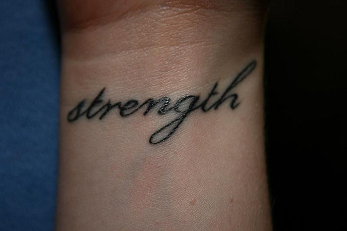 un tatuaj frumos pe încheietura mâinii - idee pentru scrierea tatuajelor