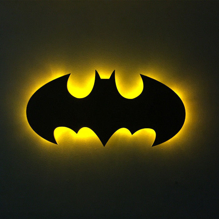 o idee cu privire la simbolul Batman subiect pe care fanii se pot bucura cu adevarat - aici este un bat negru care zboara