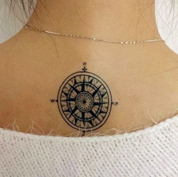 Čia rasite vieną iš mūsų idėjų apie juodą tatuiruotę su elegantišku musu juodu kompasu ant moters kaklo